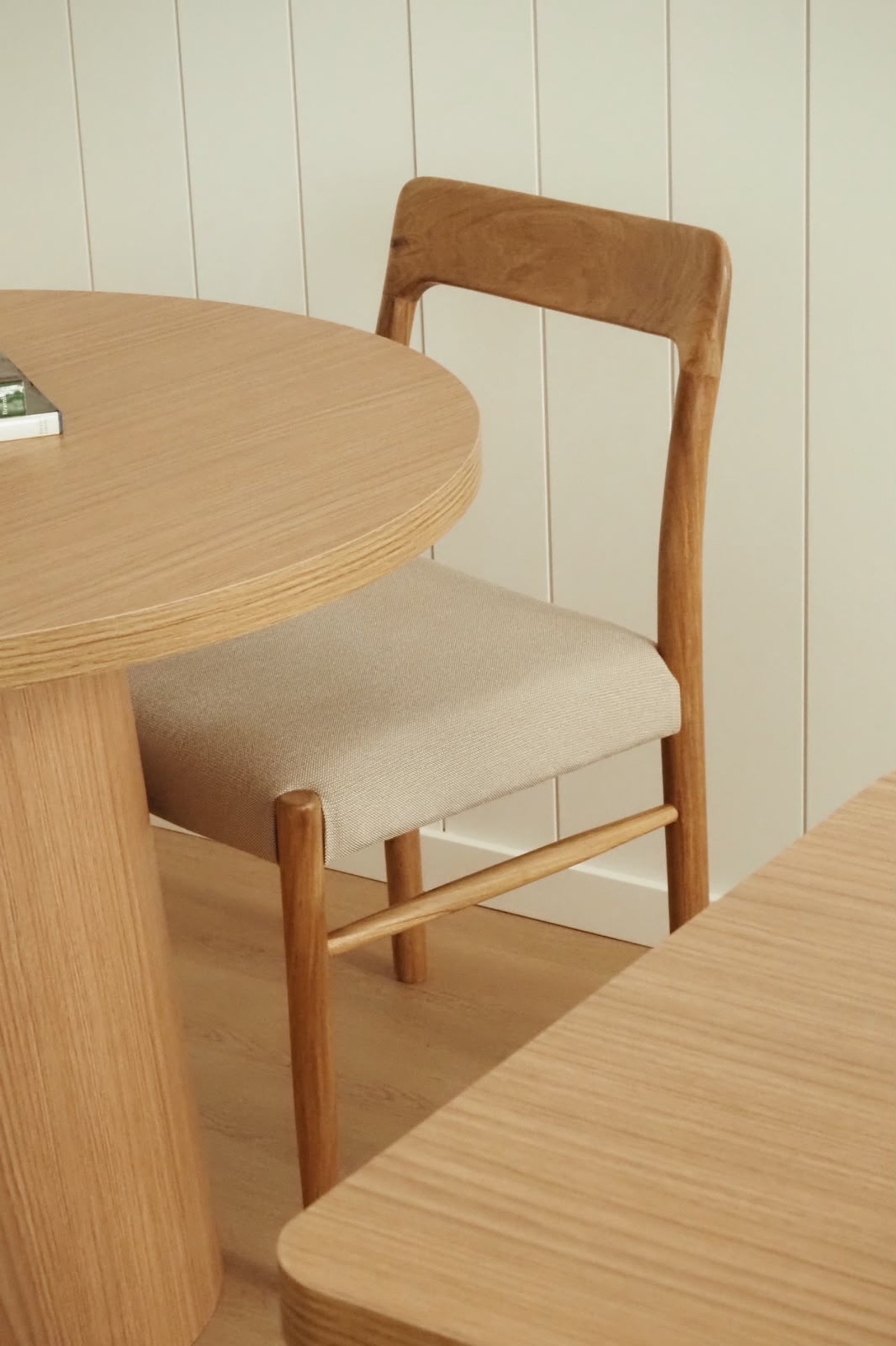 Comedor nórdico con mesa redonda y silla de madera — proyecto PICO, por APATHEIA, en Cdad. Autónoma de Buenos Aires